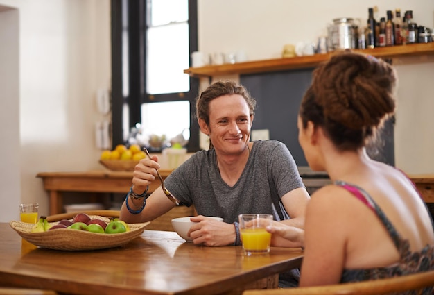 Helemaal natuurlijk leven Shot van een gelukkig stel met dreadlocks dat aan het ontbijt zit