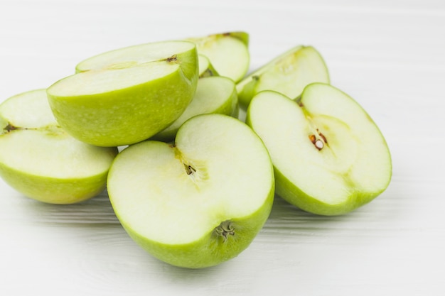 Foto helft sappige appels op witte tafel