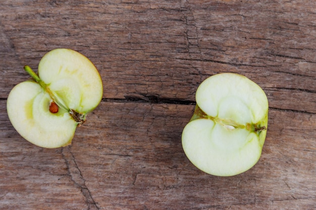 Helften van groene appel op rustieke houten tafel. Bovenaanzicht