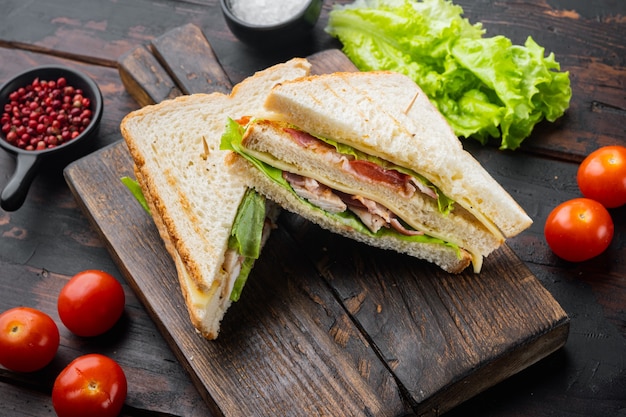 Foto helften verse clubsandwiches, op oude houten tafel