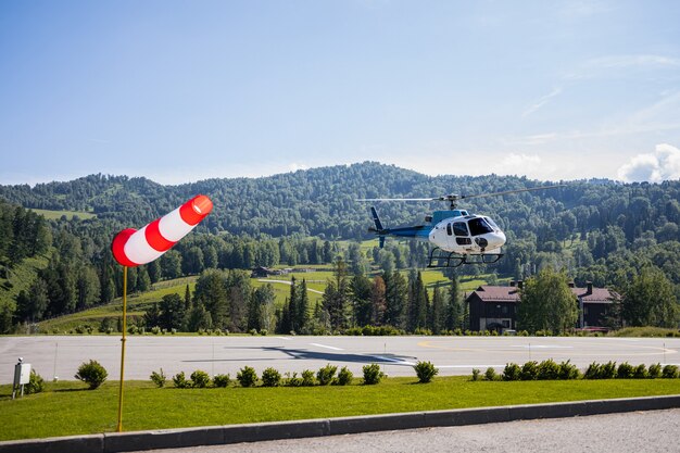 Photo helicopter among green mountains and hills