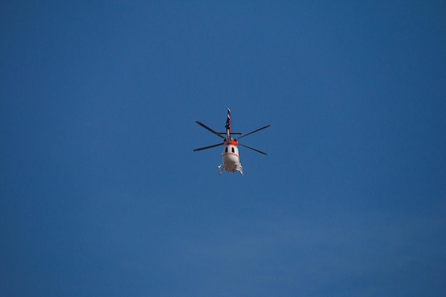 Photo helicopter on the background of a clear blue sky photo