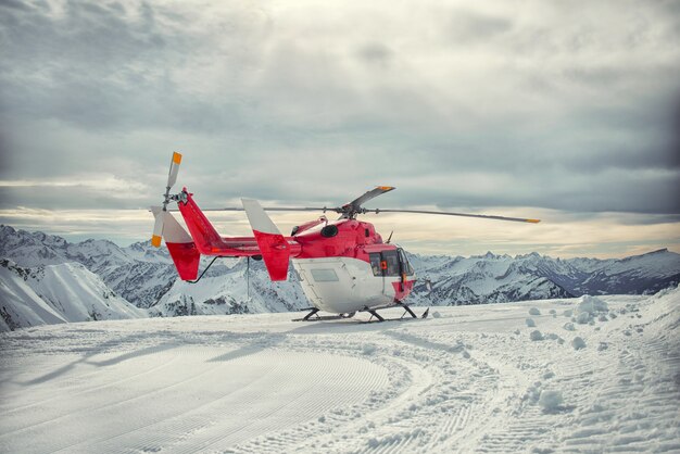 Servizio di soccorso alpino in elicottero in inverno