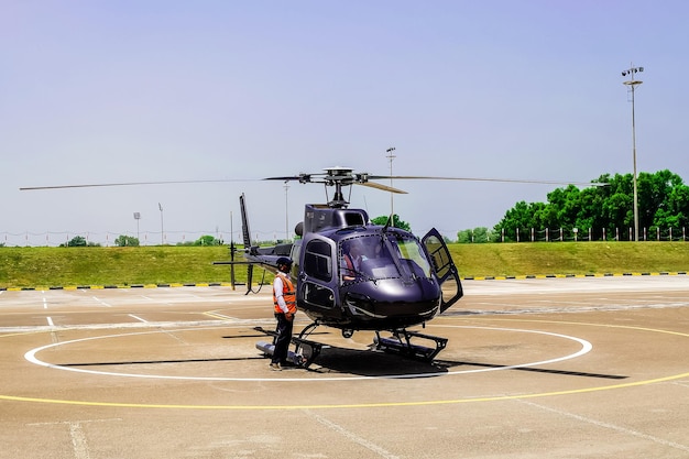 UAE 두바이의 헬리콥터 착륙장에 주차된 헬리콥터