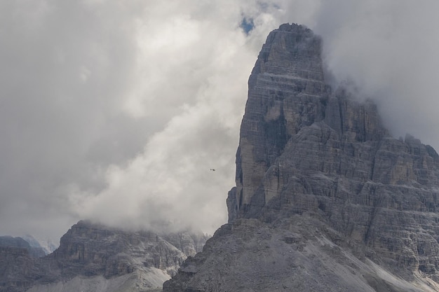 イタリアのドロミテにある Tre Cime di Lavaredo での救助活動に使用されるヘリコプター。