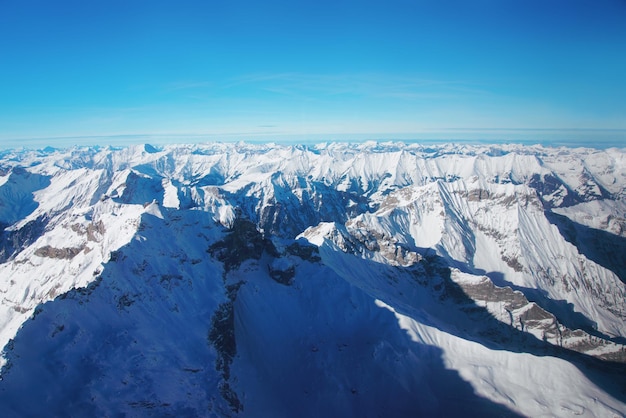 冬のスイスアルプス、スイスの山頂の尾根のヘリコプタービュー