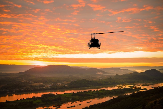 Elicottero sul tramonto al fiume