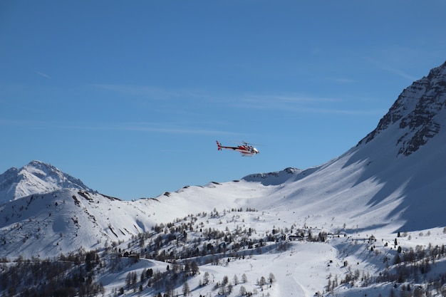 Helikopter boven de bergen