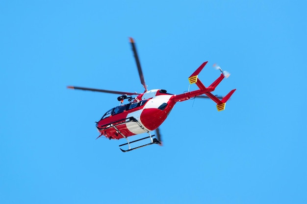 Helikopter die in de lucht vliegt gezien in Montreux, Zwitserland