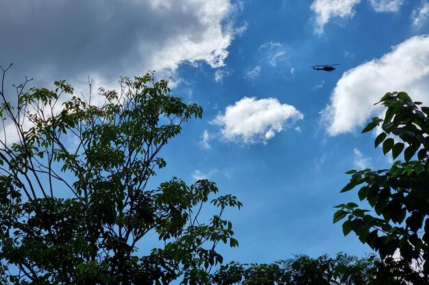 Helikopter die in de lucht vliegt op de achtergrond van nimbuswolken