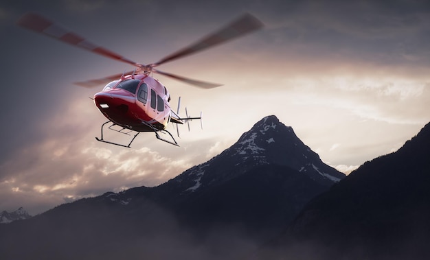 Helikopter die over de bergen in Canadees landschap vliegt
