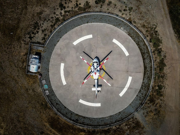 Helikopter in het midden van een cirkelparkeren, bovenaanzicht