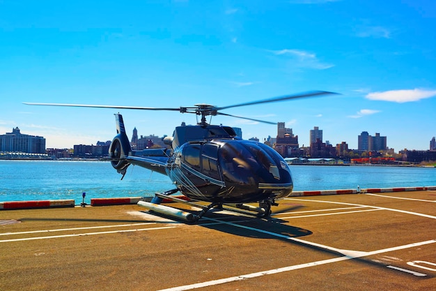 Helikopter landing op helikopterplatform. Skyline met wolkenkrabbers in Brooklyn Manhattan, New York City, Amerika Usa. Amerikaanse architectuur gebouw. Metropool NYC. Stadsgezicht. Hudson, East River, New York