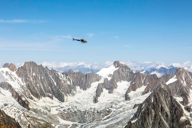 Helikopter over Aiguille du midi in de Franse Alpen ChamonixMontBlanc Frankrijk