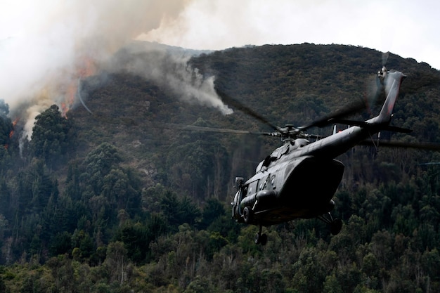 Helikopter vliegt tegen vuur op de berg.
