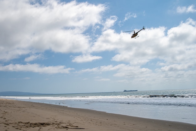 Helikopterpatrouilles over het oceaanstrand