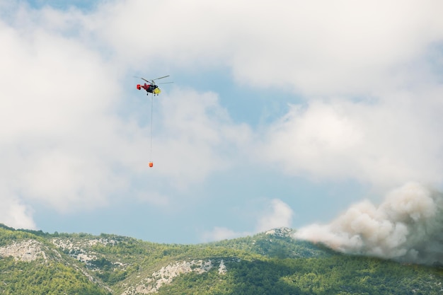 Helikopters blussen een bosbrand in de bergen