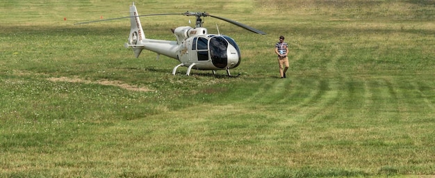 Helikopters van teams van deelnemers aan de 16e wereldkampioenschappen helikopters en de 4e etappe van de wereldbeker in helikopterraces in Minsk, Wit-Rusland