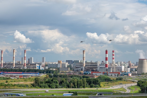 Helikopters vliegen over een industriegebied aan de rand van moskou