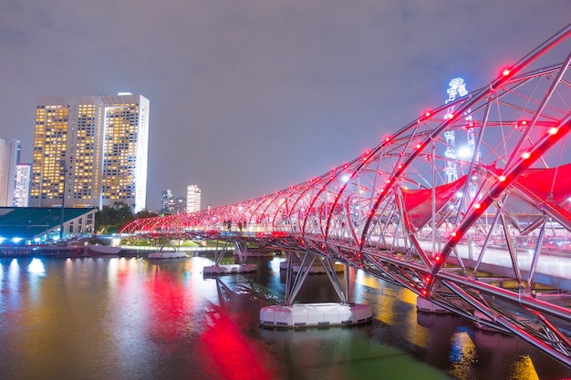 Спираль мост ночью в Сингапуре