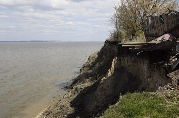 Helling van de bank aan de rivier de Wolga Ulyanovsk, Rusland