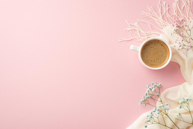 スプリング・コンセプト: コーヒー・ジャイプソフィラの花とコピースペース付きのパステルピンクの背景に白い柔らかいプレードのカップのトップビュー写真