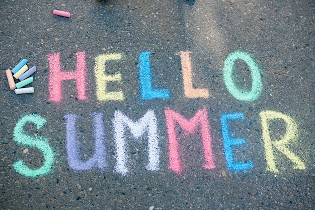 Foto ciao concetto di estate. giochi di gesso sul marciapiede per bambini