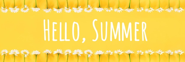 Foto hello summer testo e bordo di fiori di camomilla su sfondo giallo concetto banner di benvenuto per l'ora legale