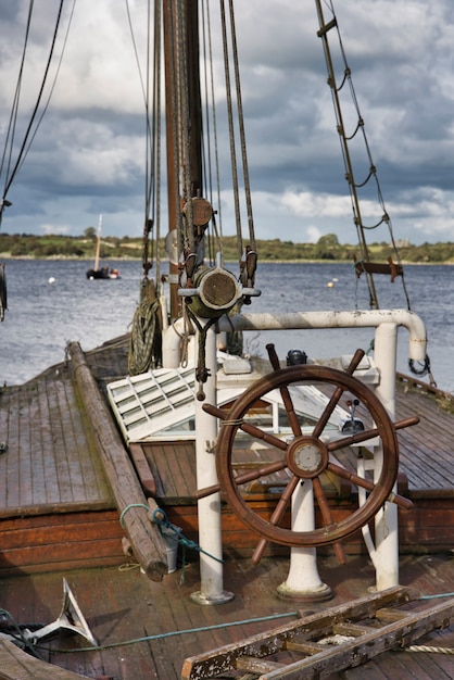 アイルランドの古いヨットのヘルムボートステアリングホイール。