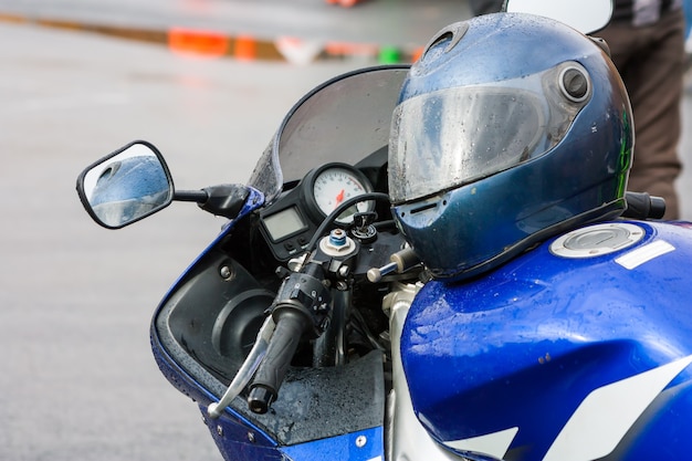 Helm op een motor in de regen