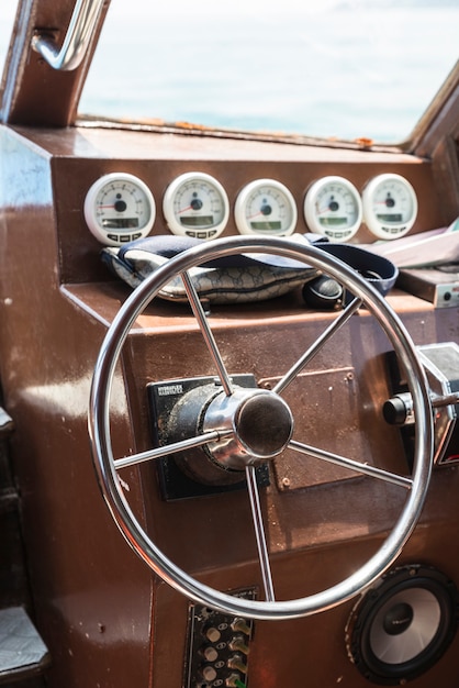 Photo helm station on sailing boat. wood and aluminium