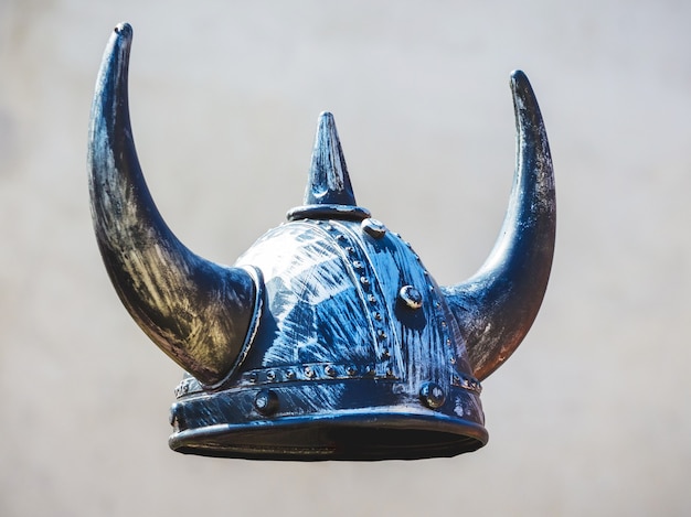 Helm van middeleeuwse krijger op grijze achtergrond, ridderlijke helm met hoorns