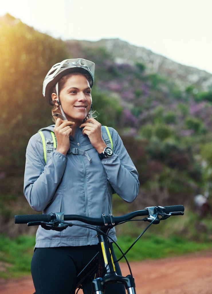 Foto helm vrouw en mountainbike in outdoor fitness en fietsen sport voor avontuur op het pad vrouwelijke persoon atleet en fiets voor oefening in de natuur workout en training voor off road competitie