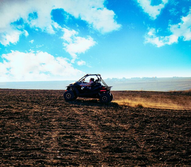 helm zittend op quad quad in de bergen