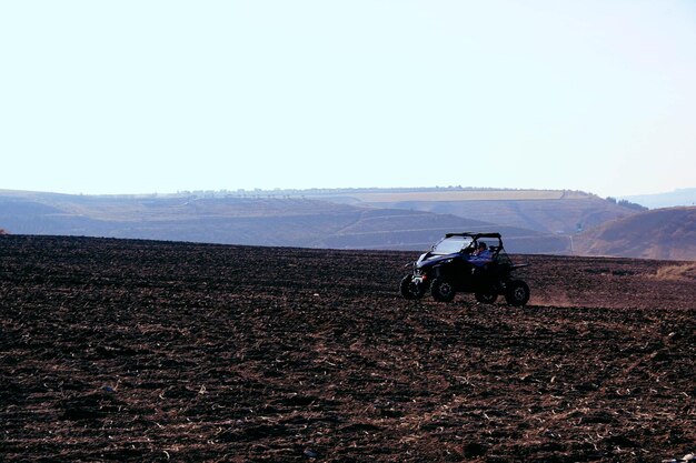 helm zittend op quad quad in de bergen