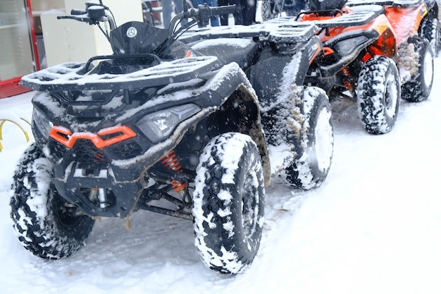 helm zittend op quad quad in de bergen