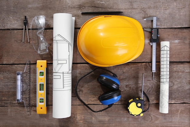 Photo helmet and blueprint on a wooden background