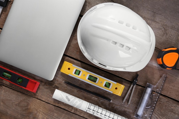 Helmet en laptop op een houten achtergrond