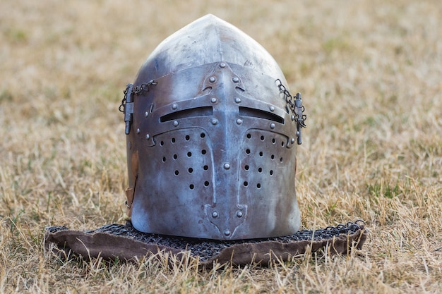 사진 잔디에 중세 기사의 헬멧입니다. 기사의 갑옷_