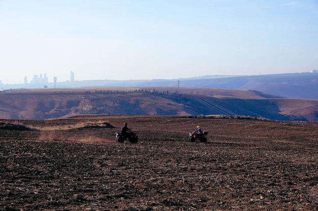 山で atv クワッド バイクに座っているヘルメット