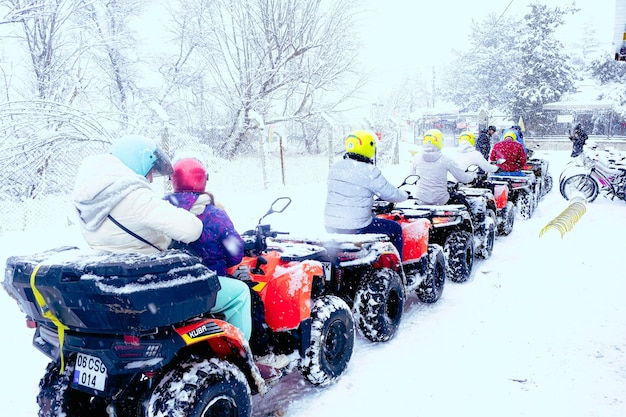 山で atv クワッド バイクに座っているヘルメット