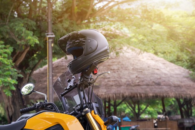 Foto un casco su una bicicletta sportiva guarda fuori per prepararsi a una guida di sicurezza di touring