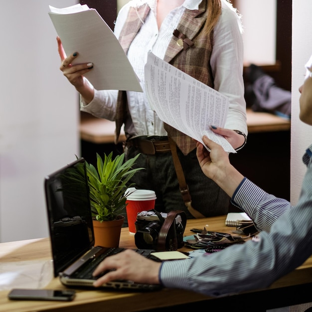 Foto aiutare l'assistenza pianificazione cooperazione assistente manager segretario affari lavoro routine uomo e donna colleghi scambio documenti cartacei area di lavoro dell'ufficio