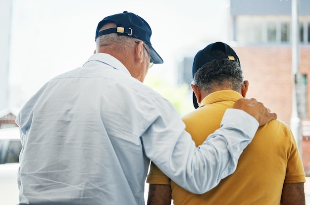 写真 うつ病のための退職後のサポート会話と慰めのための背中と男性を助けます不安の優しさと友人や議論や問題を抱えている人々を共感と悲しみと一緒に話してください