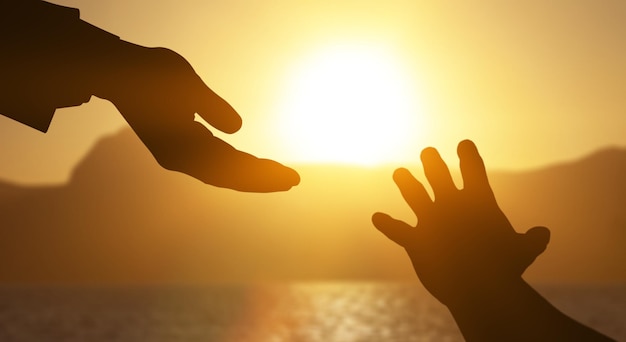 Help hand concept op zonsondergang achtergrond