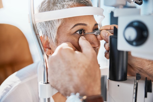 Foto help handen of senior vrouw in oogonderzoek met doktersgezichtsvermogen bij optometrist of oogarts opticien die een volwassen klant helpt bij het testen of controleren van visie iris of retina visuele gezondheid op kantoor