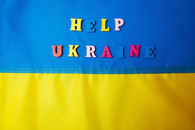 Foto help oekraïne slogan oekraïense blauwe en gele vlag tijdens oorlog met de invasie van rusland in oekraïne