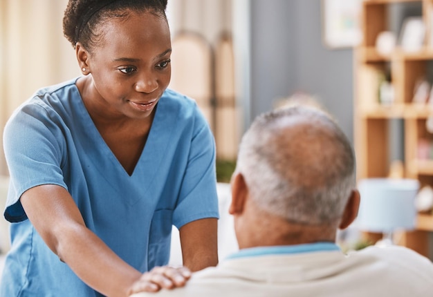 Help ondersteuning en medisch met verpleegster en oude man voor revalidatie of genezing na pensionering Empathie fysiotherapie en gezondheidszorg met patiënt en zwarte vrouw in verpleeghuis voor mantelzorg