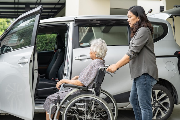 Aiutare e supportare la paziente anziana asiatica anziana o anziana che si prepara a raggiungere la sua auto.