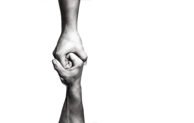 Concetto di aiuto e giornata internazionale della pace, supporto. aiutare la mano tesa, il braccio isolato, la salvezza. primo piano mano d'aiuto. due mani, braccio di un amico, lavoro di squadra. bianco e nero. Foto Premium